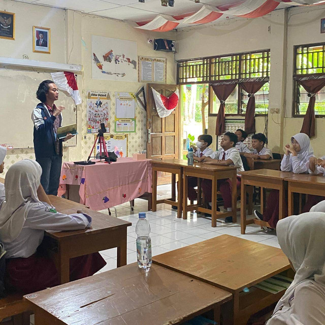 Mahasiswa yang sedang melakukan kegiatan edukasi konten. (Sumber foto: arsip penulis)