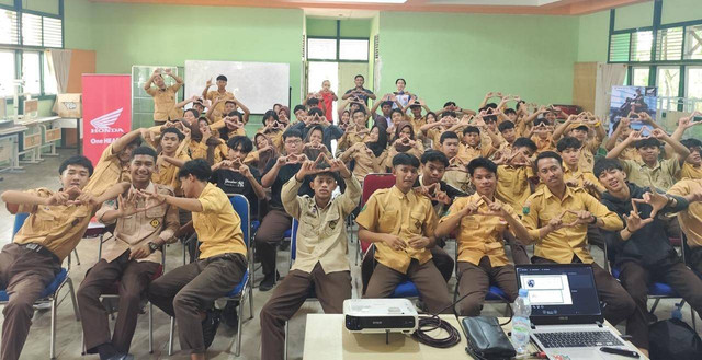 Siswa SMAN 5 Pontianak mengikuti edukasi safety riding yang digelar Asmo Kalbar. Foto: Dok. Asmo Kalbar