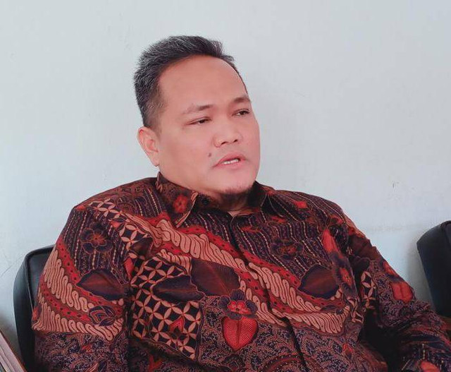 Ketua Komisi II DPRD Kabupaten Cirebon R. Cakra Suseno, saat memberikan keterangan pers. Foto: Tarjoni/Ciremaitoday