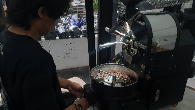 Satrio (roaster) memanggang biji kopi hasil proses fermentasi anaerobik.