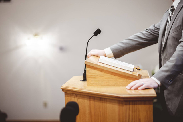 Seorang Presiden Di Podium, Source: freepik.com