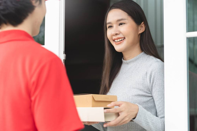 Berawal dari melihat teman-temannya bingung menentukan makan siang, Sekar Widianingtyas pun membuka catering yang sebagian hasilnya untuk bantu satpam dan office boy kantor. Foto: Shutterstock