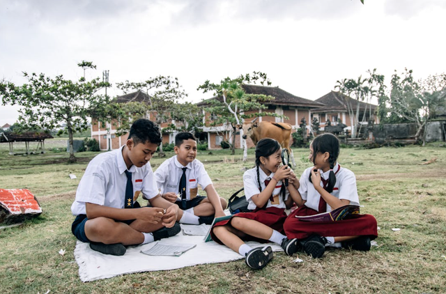 Ilustrasi Bagaimana Menjadikan Pancasila Sebagai Fondasi Pendidikan Indonesia? Sumber: Pexels/Roman Odintsov