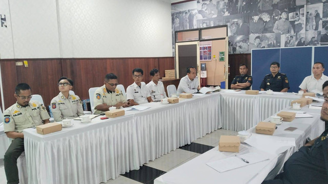 Rupbasan Blitar Menghadiri Undangan Rapat Koordinasi Teknis Persiapan Kegiatan Pemusnahan Barang Hasil Penindakan KPPBC TMP C BlitarBlitar - Rabu, 11 Desember 2024 Menindaklanjuti Surat dari KPPBC Blitar, Rupbasan Blitar menghadiri Undangan Rapat Koordinasi Teknis Persiapan Kegiatan Pemusnahan Barang Hasil Penindakan KPPBC TMP C Blitar yang bertempat di Kantor Pengawasan dan Pelayanan Bea dan Cukai TMP C Blitar.Kegiatan rapat tersebut dengan maksud koordinasi kegiatan pemusnahan barang hasil penindakan di bidang cukai KPPBC TMP C Blitar bersama dengan Satuan Polisi Pamong Praja Kabupaten Blitar dan Rupbasan Kelas II Blitar pada Bulan Desember 2024. Setelah itu dilaksanakan survey lokasi untuk kegiatan pemusnahan yang akan bertempat di Rupbasan Kelas II Blitar. Kegiatan tersebut dilaksanakan sebagai bentuk kolaborasi dan sinergi antar Instansi Penegak Hukum di Bidang Cukai.( Humas Rupbasan Kelas II Blitar Kanwil Kemenkumham Jawa Timur )#humaskemenkumhamjatim#HumasRupbasanBlitar#kemenkumhamri#RupbasanBlitarPastiWBBM#KemenkumhamJatim#KumhamSemakinPASTI#Rubbasanblitabersahabat #direkturjenderalpemasyarakatan@kemenkumhamri@kumhamjatim@heniyuwono@hardi_bayu