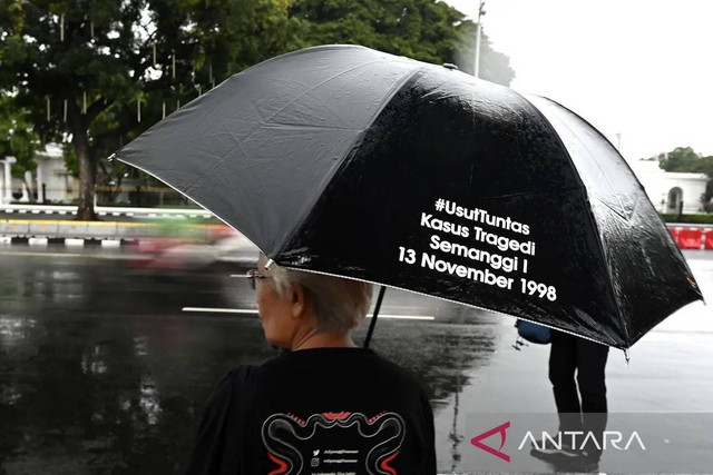 Presidium Jaringan Solidaritas Korban untuk Keadilan (JSKK) Sumarsih melakukan Aksi Kamisan ke-800 di Istana Merdeka, Jakarta, Kamis (4/1/2024). Foto: ANTARA FOTO/M Risyal Hidayat