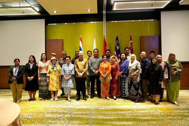 Tim Nasioal Kebaya Indonesia sebagai pengusul Hari Kebaya Nasional dan kebaya sebagai Warisan Budaya Tak Benda UNESCO. Foto: Timnas Kebaya Indonesia