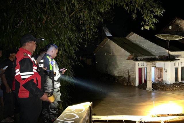 Banjir merendam Desa Ngrapah, Kecamatan Banyubiru, Kabupaten Semarang, Selasa (10/12/2024). Foto: Polres Semarang