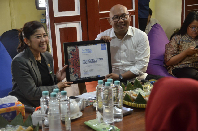 Menkomdigi Meutya Hafid saat mengunjungi Kampoeng Cyber Yogyakarta, Rabu (11/12). Foto: Dok. Pemkot Yogya