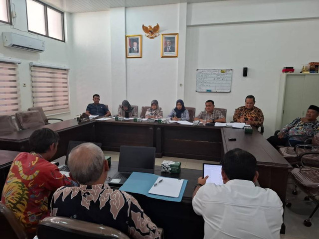 Pansus II DPRD Kabupaten Cirebon, saat membahas penyusunan Raperda TJSL dengan beberapa pihak terkait, di kantor DPRD setempat. Foto: Tarjoni/Ciremaitoday