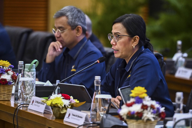 Menteri Keuangan Sri Mulyani Indrawati (kanan) bersama Wakil Menteri Keuangan Suahasil Nazara (kiri) memberikan keterangan pers APBN KiTa di Jakarta, Rabu (11/12/2024). Foto: Rivan Awal Lingga/ANTARA FOTO