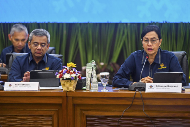 Menteri Keuangan Sri Mulyani Indrawati (kanan) bersama Wakil Menteri Keuangan Suahasil Nazara (kiri) memberikan keterangan pers APBN KiTa di Jakarta, Rabu (11/12/2024). Foto: Rivan Awal Lingga/ANTARA FOTO