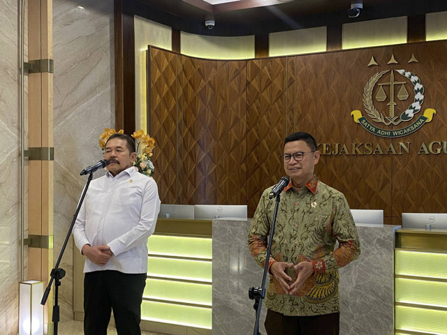 Jaksa Agung ST Burhanuddin (kiri) bersama Kepala BPOM Taruna Ikrar di Kejagung, Jakarta pada Rabu (11/12/2024). Foto: Abid Raihan/kumparan