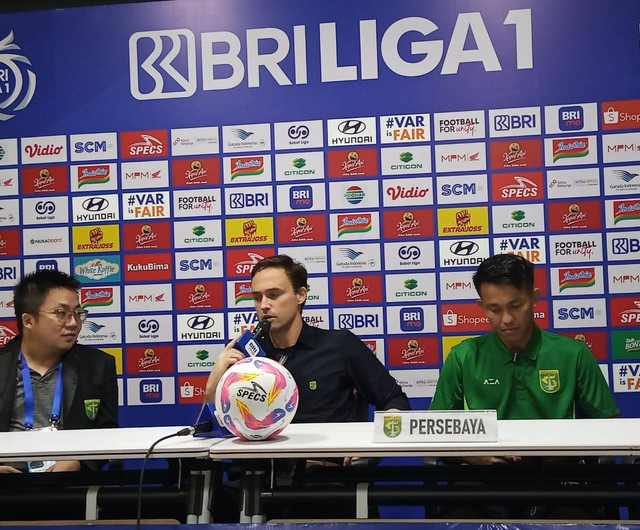 Pelatih Persebaya Paul Munster (tengah). Foto: Masruroh/Basra