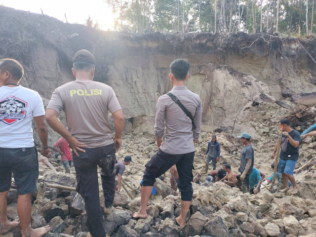 Personel Polres Kapuas Hulu saat berada di TKP PETI di mana terjadi kecelakaan yang sebabkan meninggalnya 3 pekerjanya. Foto: Dok. Polres Kapuas Hulu