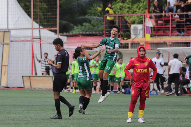 Vivi Oktavia, kapten Roket FC, saat melakukan selebrasi usai mencetak gol ke gawang Jawa Tengah di Piala Pertiwi 2024, Rabu (11/12). Foto: Jamal Ramadhan/kumparan