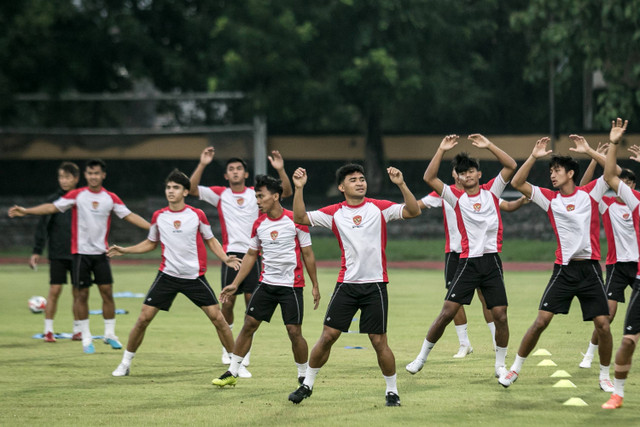Sejumlah pemain Timnas Indonesia mengikuti latihan di Stadion Sriwedari, Solo, Jawa Tengah, Rabu (11/12/2024). Foto: Mohammad Ayudha/ANTARA FOTO