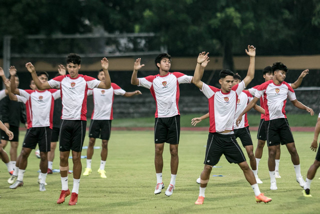 Sejumlah pemain Timnas Indonesia mengikuti latihan di Stadion Sriwedari, Solo, Jawa Tengah, Rabu (11/12/2024). Foto: Mohammad Ayudha/ANTARA FOTO