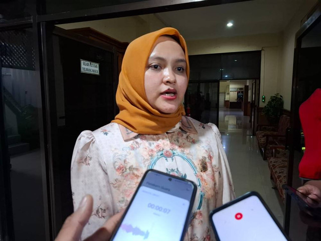 Ketua DPRD Kabupaten Cirebon, Sophi Zulfia, saat memberikan keterangan pers. Foto: Tarjoni/Ciremaitoday