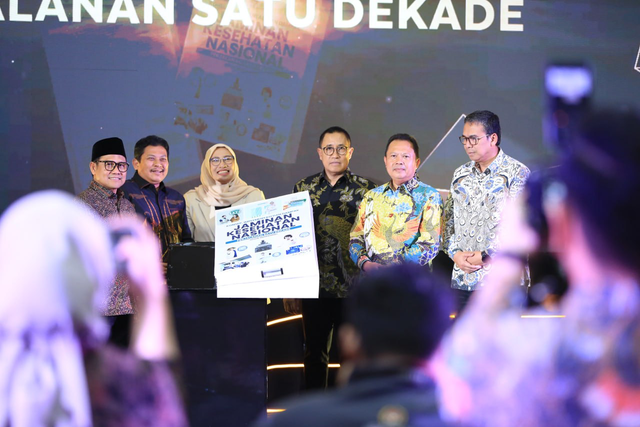 BPJS Kesehatan bersama pakar, akademisi dan ahli jaminan kesehatan di Indonesia meluncurkan buku berjudul "Konsep, Implementasi dan Dampak Jaminan Kesehatan Nasional: Perjalanan Satu Dekade" di Jakarta, Rabu (11/12). Foto: Dok. BPJS Kesehatan