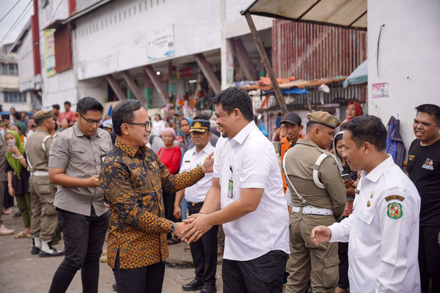 Wamendagri Bima Arya bersama Wali Kota Medan Bobby Nasution berkunjung ke Pasar Akik, Kota Medan, Rabu (11/12/2024). Foto: Dok. Istimewa