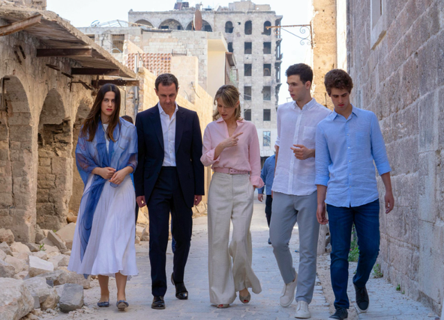 Presiden Bashar Al-Assad di Aleppo pada 9/7/2022 bersama istrinya, Asma, dan tiga anaknya. Dari kiri ke kanan: Zein, Bashar, Asma, Karim, Hafez. Foto: syrianpresidency