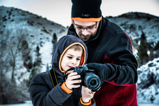 Momen berharga bagi anak bersama ayahnya. Foto: pexels.com