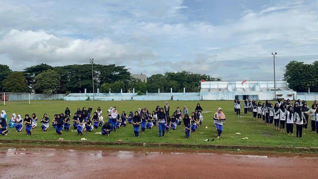 Sejumlah pelajar latihan menari kolosal untuk tampil pada acara pemecahan rekor MURI di Kabupaten Lebak, Banten. Foto: Dok. Istimewa