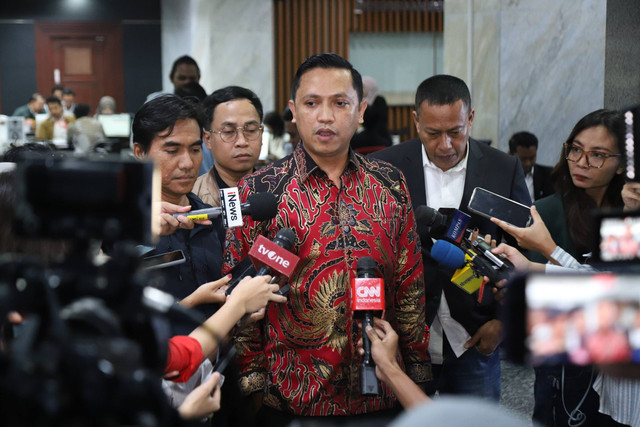 Ketua DPP PDIP Bidang Reformasi Sistem Hukum Nasional Ronny Talapessy berbincang dengan wartawan terkait pengungkapan pelanggaran Pilkada Serentak 2024 di gedung Mahkamah Konstitusi, Jakarta, Rabu (11/12/2024). Foto: Iqbal Firdaus/kumparan