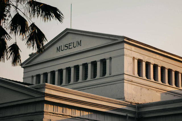 Ilustrasi gambar museum : https://www.pexels.com/photo/low-angle-photo-of-white-museum-during-golden-hour-1310110/