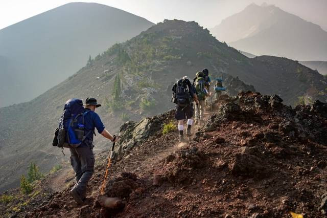 mendaki gunung source: pexel