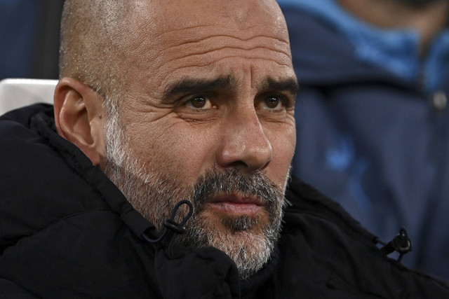 Pelatih Manchester City Pep Guardiola menyaksikan anak asuhannya bertanding melawan Juventus pada pertandingan Liga Champions Eropa di Allianz Stadium, Turin, Italia, Rabu (11/12/2024). Foto: Isabella Bonotto/AFP