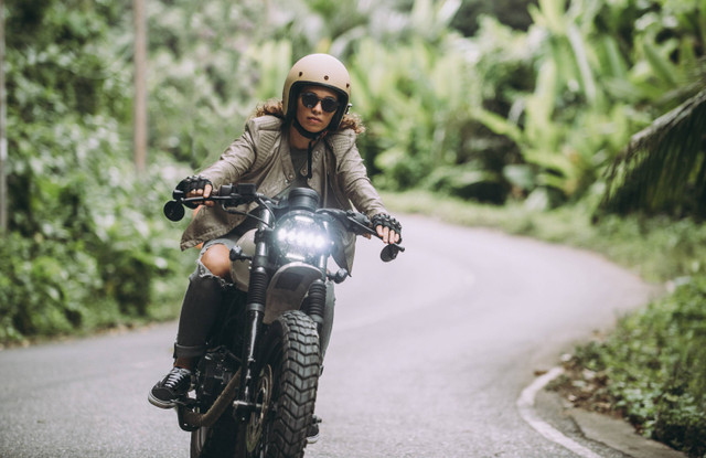 Ilustrasi perempuan pengendara sepeda motor. Foto: oneinchpunch/Shutterstock