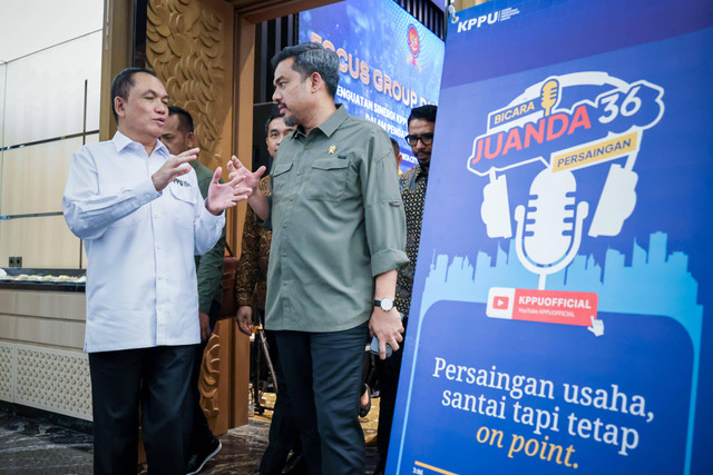 Menteri UMKM Maman Abdurrahman (kanan) dan Ketua KPPU, M Fanshurullah Asa (kiri) usai Focus Group Discussion (FGD) yang bertajuk Penguatan Sinergi KPPU dengan Kementerian/Lembaga dalam Pengawasan Kemitraan di Jakarta, Rabu (11/12). Foto: Dok. Kementerian UMKM