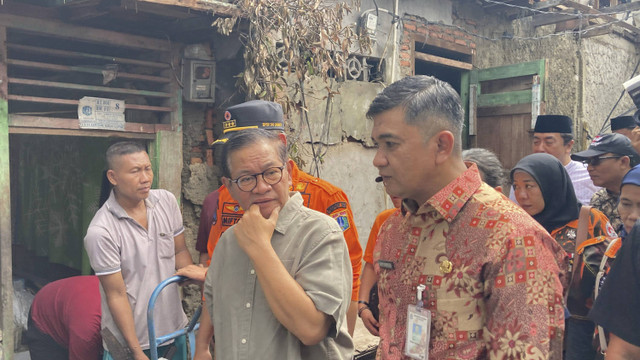 Calon Gubernur Jakarta nomor urut 3, Pramono Anung menyambangi lokasi kebakaran di Jalan Kebon Kacang, Kemayoran Jakarta Pusat, Kamis (12/12/2024).  Foto: Alya Zahra/kumparan 