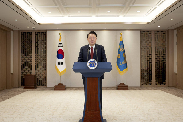 Presiden Korea Selatan Yoon Suk Yeol menyampaikan pidato kepada bangsa di Seoul, South Korea, Kamis (12/12/2024). Foto: The Presidential Office/ handout via Reuters