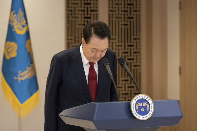 Presiden Korea Selatan Yoon Suk Yeol menyampaikan pidato kepada bangsa di Seoul, South Korea, Kamis (12/12/2024). Foto: The Presidential Office/ handout via Reuters