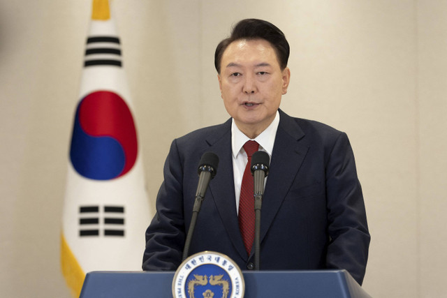 Presiden Korea Selatan Yoon Suk Yeol menyampaikan pidato kepada bangsa di Seoul, South Korea, Kamis (12/12/2024). Foto: The Presidential Office/ handout via Reuters