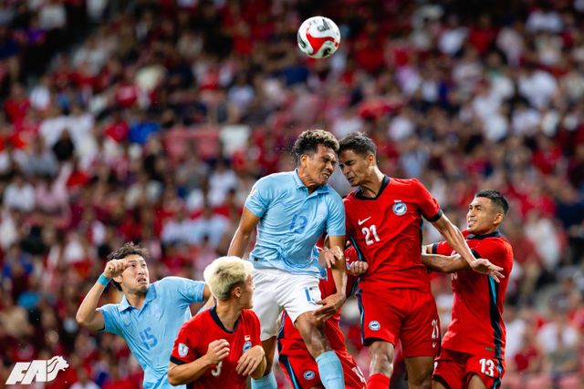 Duel Sareth Krya dan Safuwan Baharudin dalam laga Singapura vs Kamboja di Piala AFF 2024 di Stadion Nasional, Kallang, pada 11 Desember 2024. Foto: FA Singapore