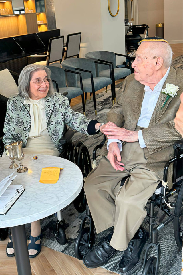 Pasangan pengantin tertua di dunia, Bernie Littman dan Marjorie Fiterman yang menikah di usia 100 dan 102 tahun. Foto: Guinness World Record