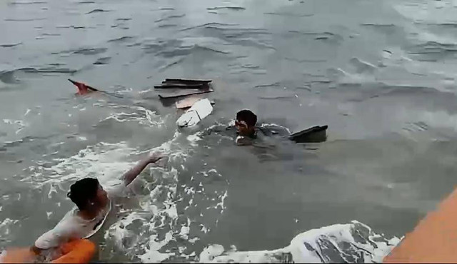 Tim gabungan saat menyelamatkan nelayang yang sudah sekita 5 jam mengapung di laut. Foto: Dok. Polres Ketapang