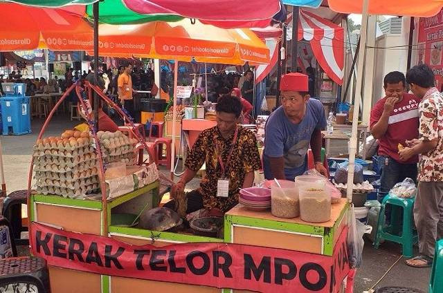 penjual kerak telor dangan ciri khas betawi, sumber :foto pribadi