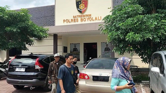 Saat keluarga melaporkan penganiayaan anak berinisial KM (12 tahun) ke Polres Boyolali. Dok: Ist.