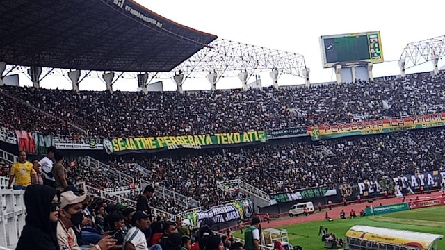 Euforia suporter Persebaya di stadion GBT Surabaya. Foto: Masruroh/Basra