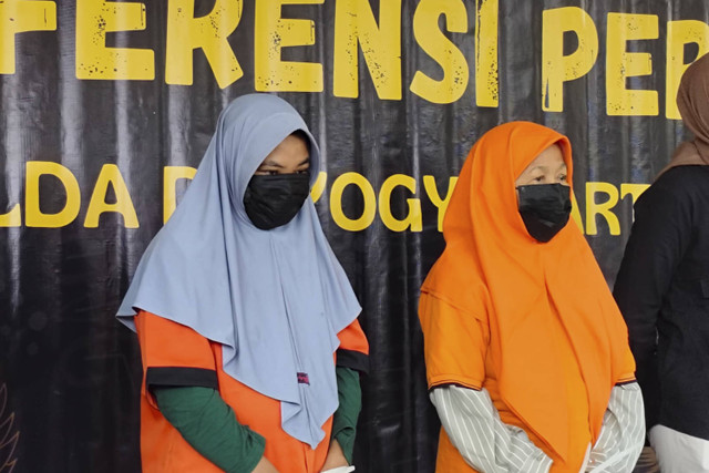 Seorang bidan dan pensiunan bidan di Yogya menjual bayi dengan modus adopsi senilai Rp 55 juta ditangkap polisi. Foto: Arfiansyah Panji Purnandaru/kumparan