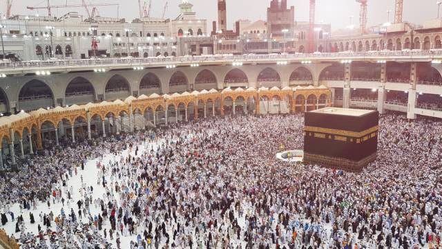 Ilustrasi Umrah Membawa Anak. Foto: Shutterstock