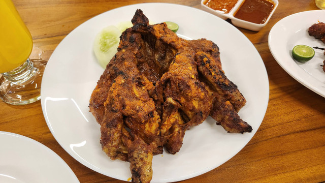 Ayam bakar khas Lombok di restoran Ayam Taliwang As'ad Cipete, Jakarta Selatan. Foto: Azalia Amadea/Kumparan