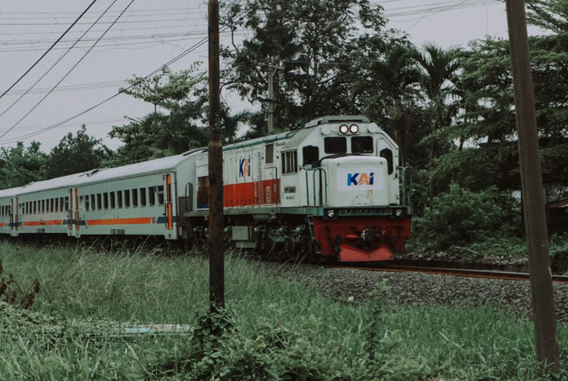 harga tiket kereta fajar utama solo ekonomi. Foto Hanya Ilustrasi Bukan Tempat Sebenarnya. Sumber Foto: Unsplash/Muhammmad Arief