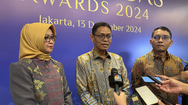 Wakil Menteri ESDM Yuliot bersama Dirjen Migas Dadan Kusdiana dan Kepala BPH Migas Erika Retnowati dalam acara BPH Migas Awars 2024 di Jakarta, Kamis (12/12/2024). Foto: Fariza Rizky Ananda/kumparan