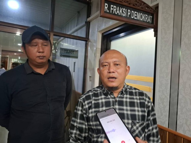 Kuasa hukum terduga korban pelecehan seksual, Yudia Alamsyah, saat memberikan keterangan pers usai mendampingi kliennya menghadiri olah TKP yang dilakukan Polisi di Ruang Fraksi Demokrat DPRD Kabupaten Cirebon. Foto: Tarjoni/Ciremaitoday