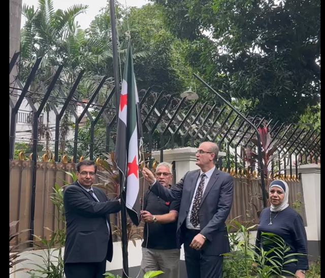 Kedubes Suriah di Jakarta kibarkan bendera negaranya yang baru, Rabu (11/12/2024). Foto: Syrian Embassy Jakarta